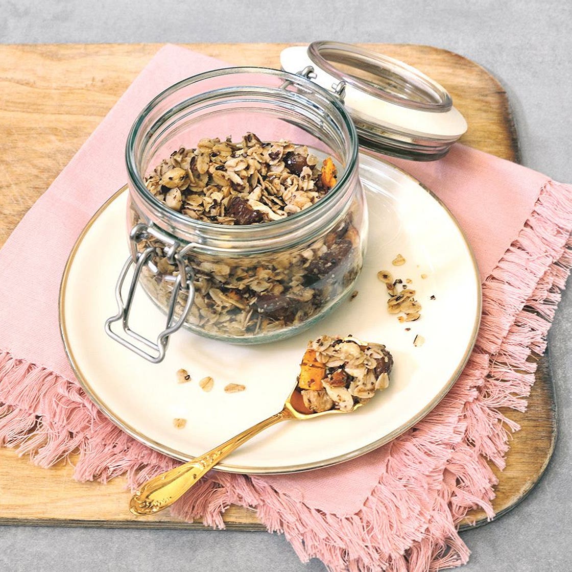 Knusper-Müsli mit Mango und Kokosöl