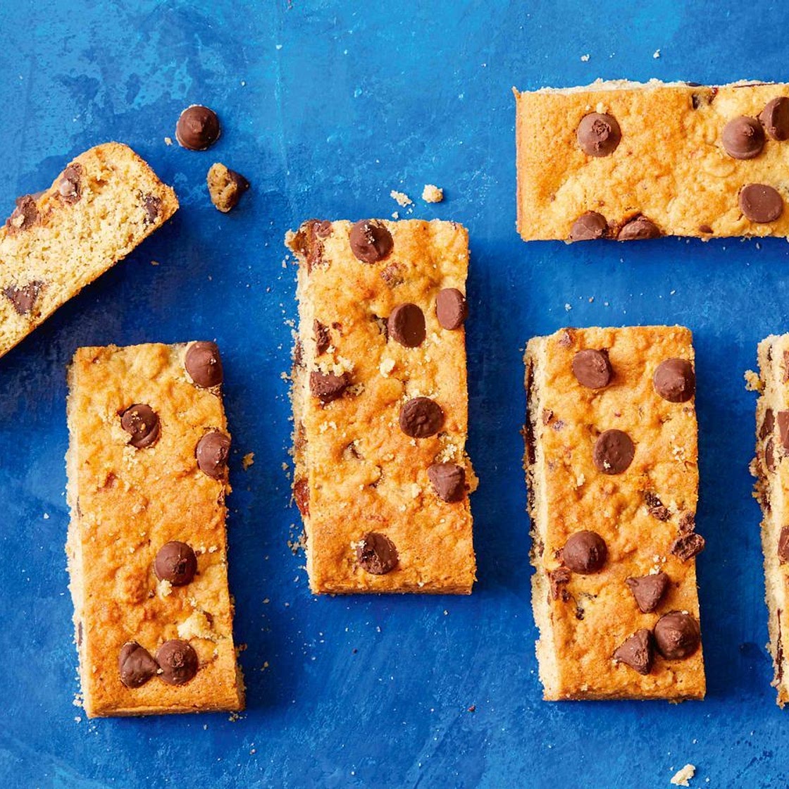 Date and choc-chip cookie bars recipe