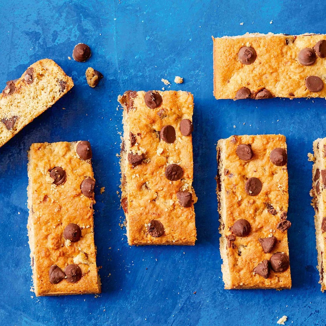 Date and choc-chip cookie bars recipe