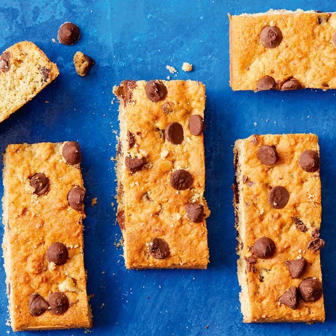 Date and choc-chip cookie bars recipe