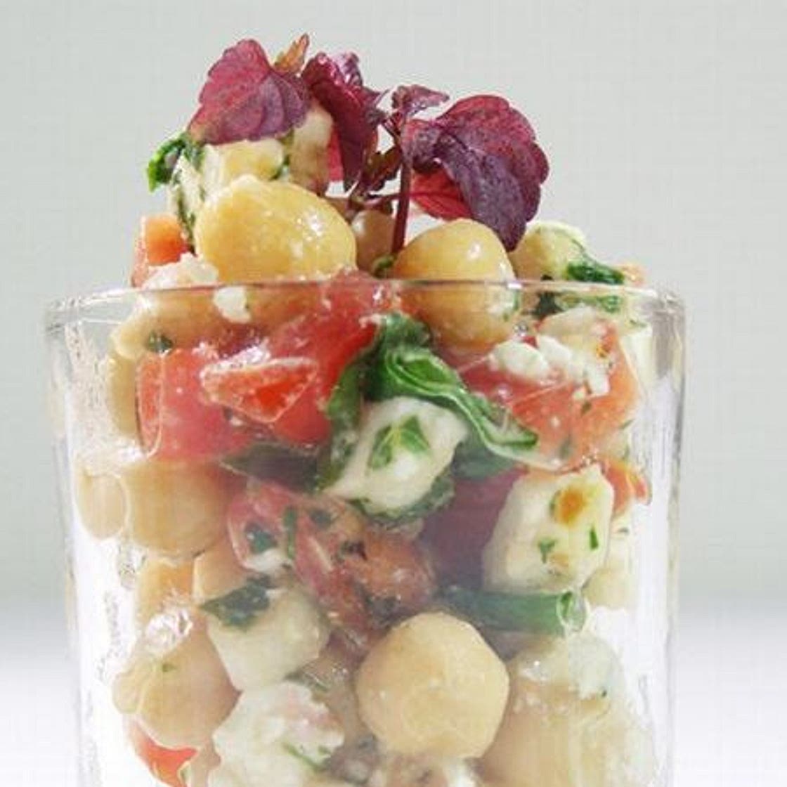 Kichererbsensalat mit Paprika und Schafskäse