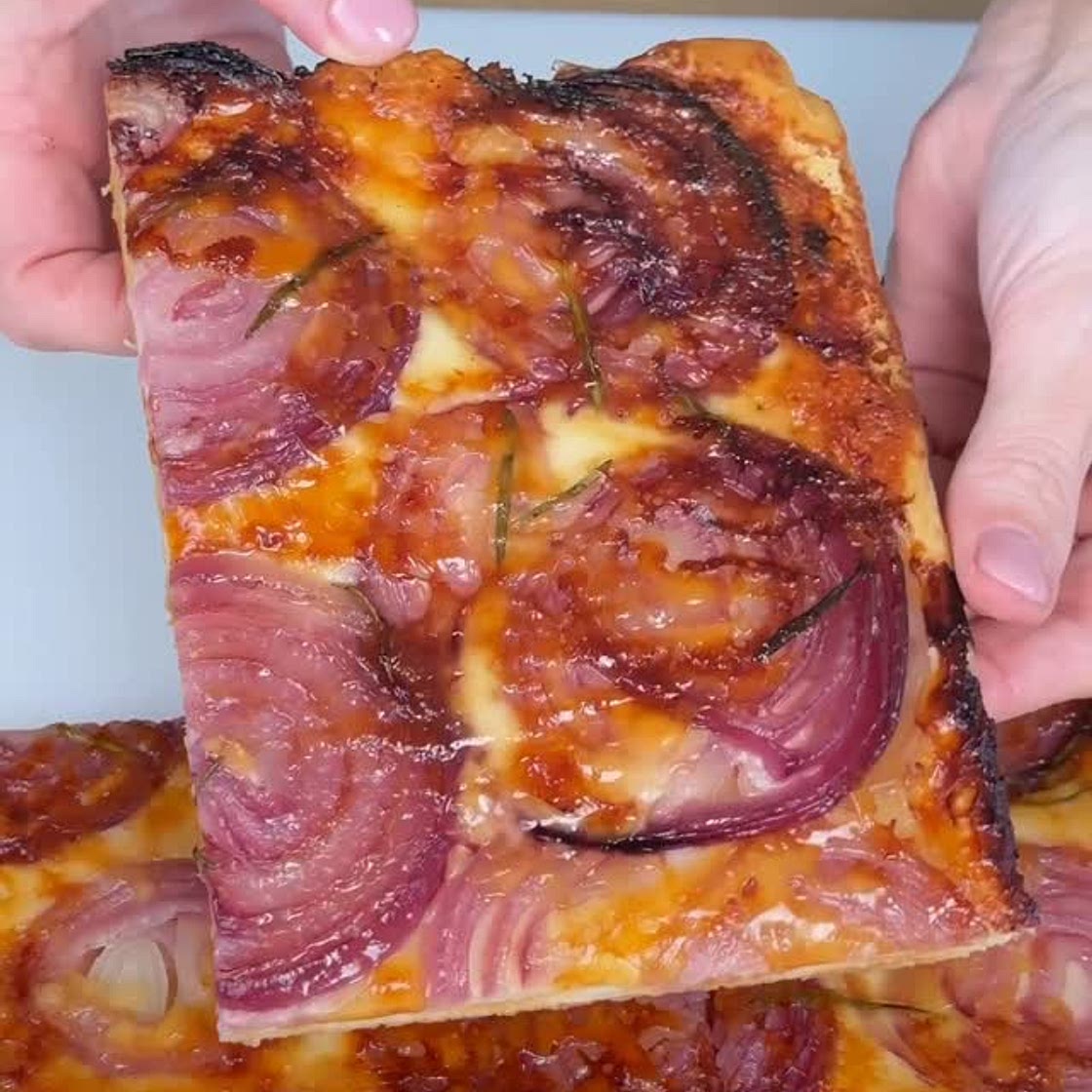 Sfoglia e cipolle Piangerete per lei 🧅🧅🧅Ci scommetto quello che volete…. Ma alla fine sarà l’amore più croccante della vostra vita 🥰😂 📔Ingredienti 1 rotolo pasta sfoglia 2 cipolle rosse (medie) 100 g parmigiano 200 g asiago q.b. rosmarino