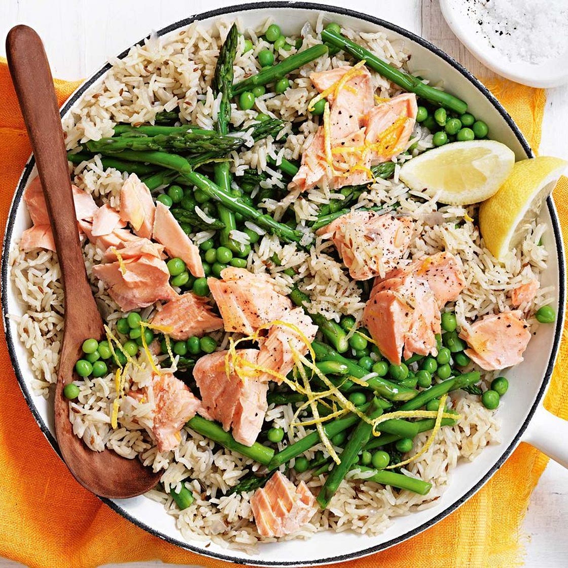 Pilaf with salmon, asparagus and peas