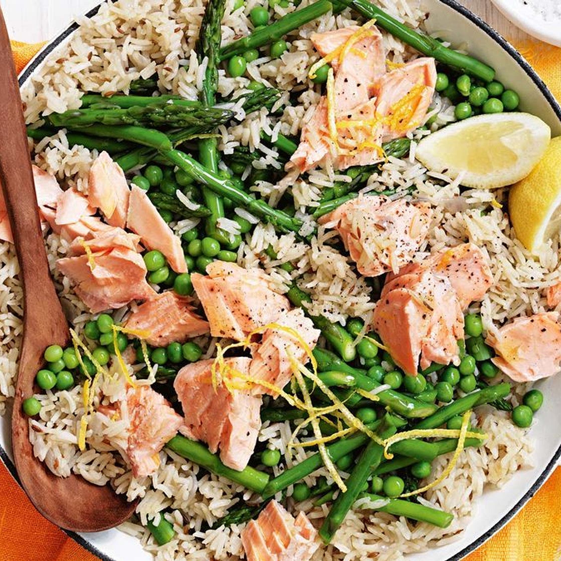 Pilaf with salmon, asparagus and peas
