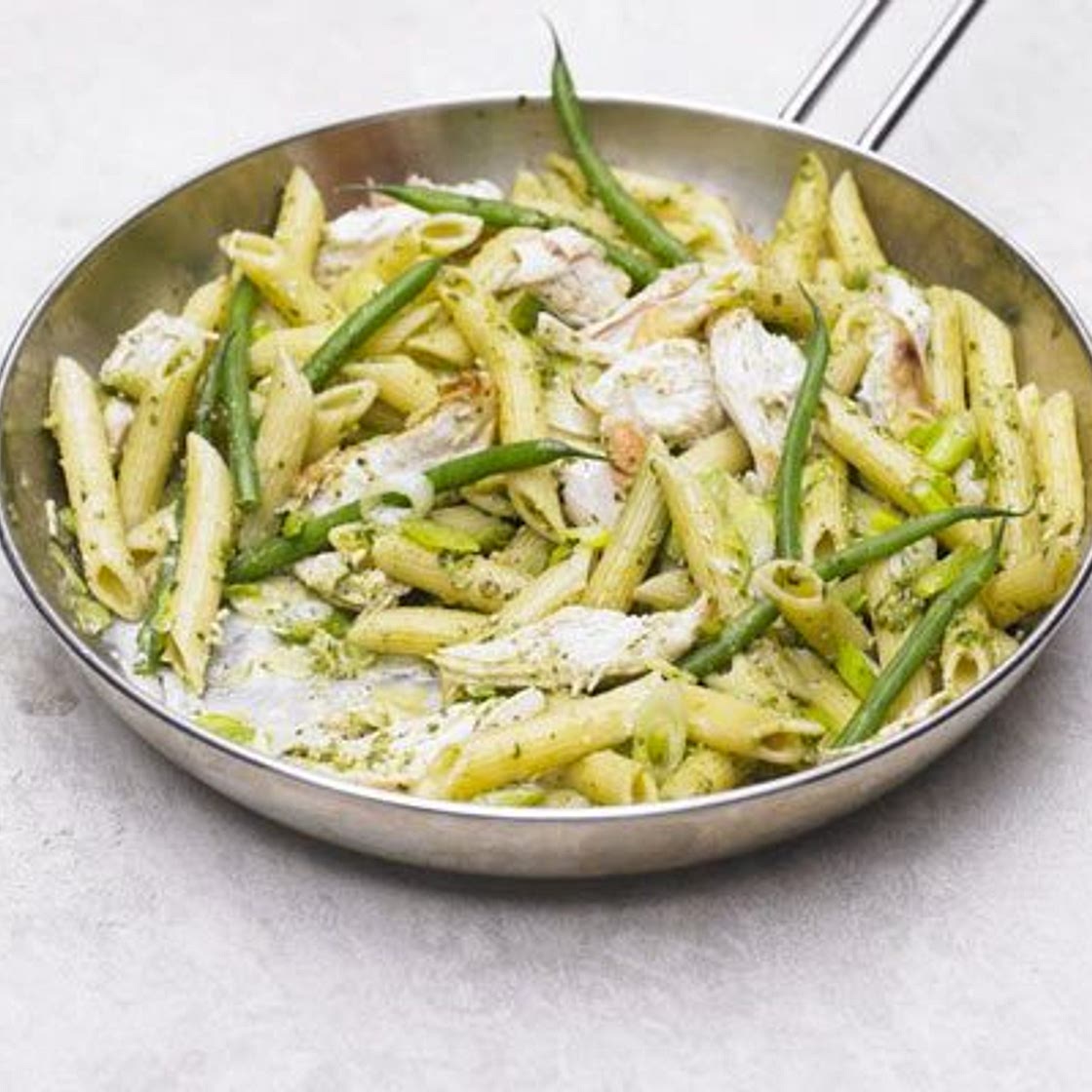 Creamy chicken & green bean pesto pasta