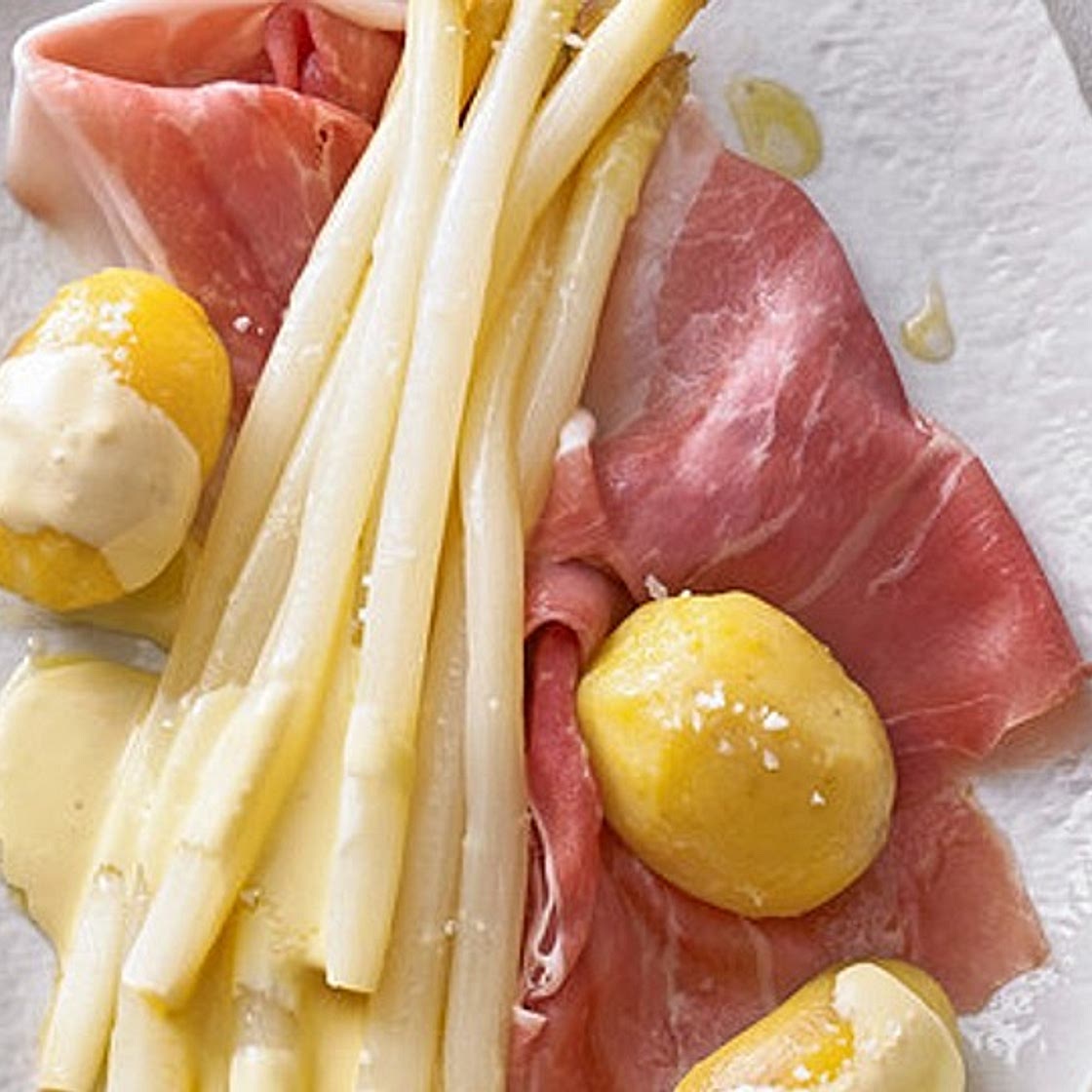 Spargel mit Sauce Hollandaise, Schinken und Kartoffeln