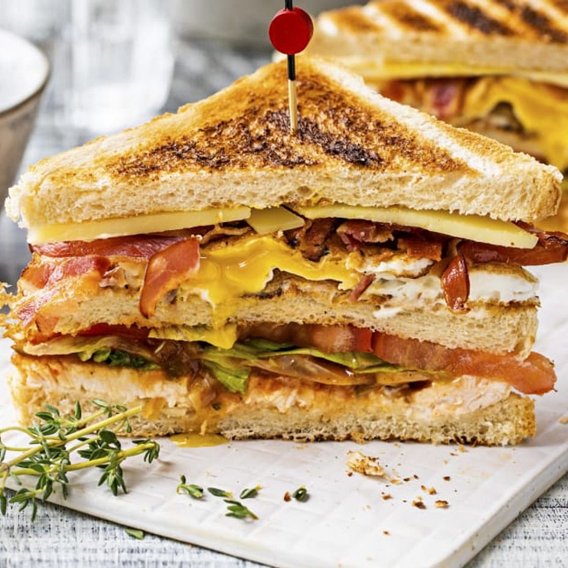 Club Sandwich mit BBQ-Sauce