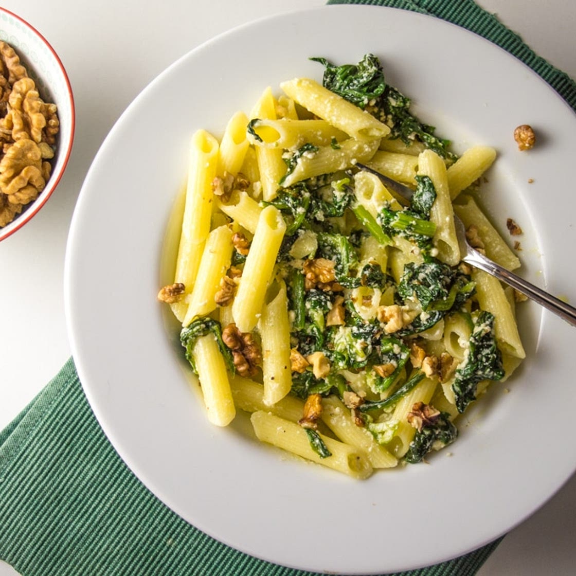 Creamy Spinach and Ricotta Pasta with Walnuts