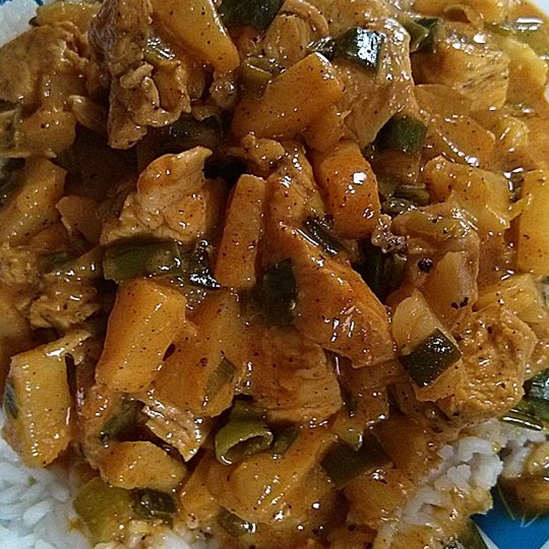 Einfaches Hähnchencurry mit Ananas und Reis