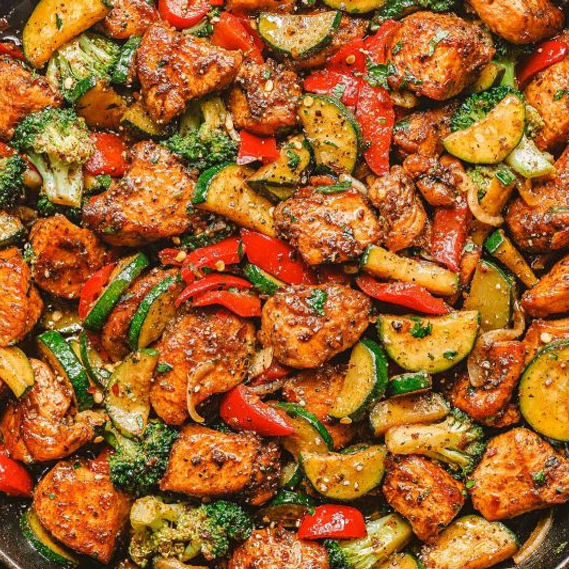 One Pot Chicken and Vegetables Skillet (Healthy & Low Carb)