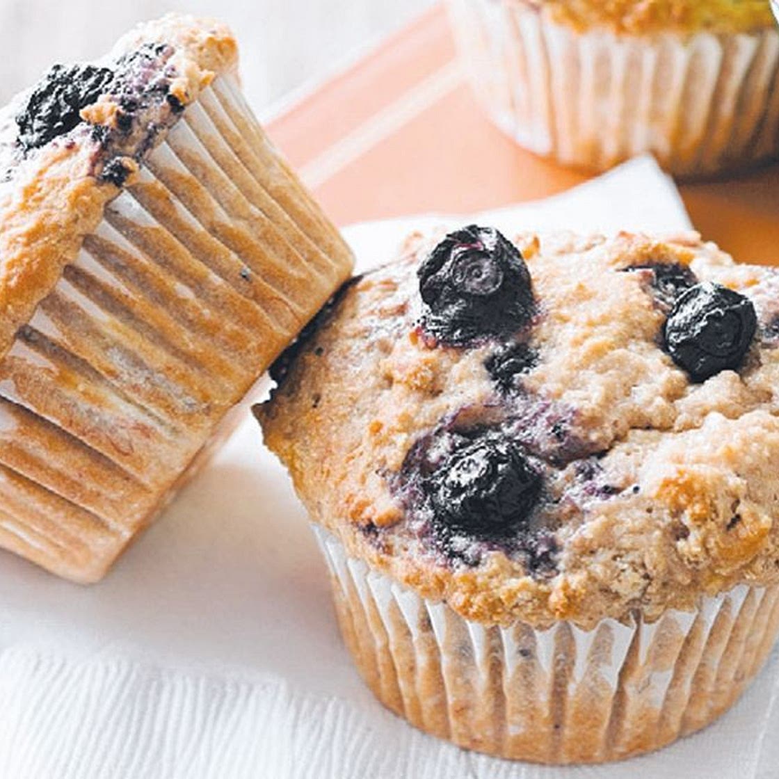 Banana berry yoghurt muffins