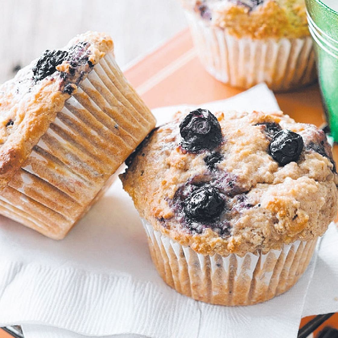 Banana berry yoghurt muffins