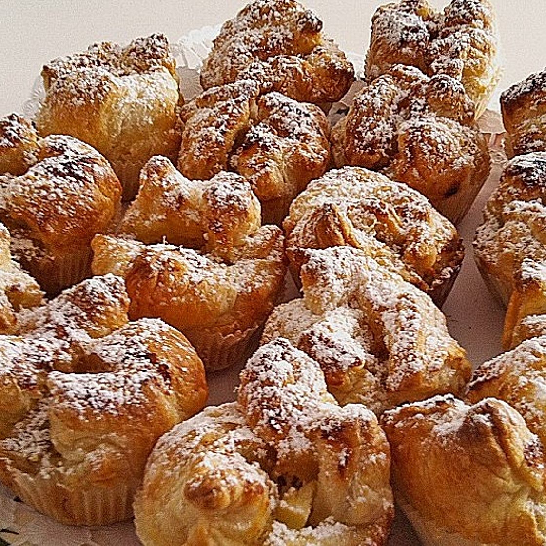 Fruchtige Apfelwolken aus Blätterteig in der Muffinform