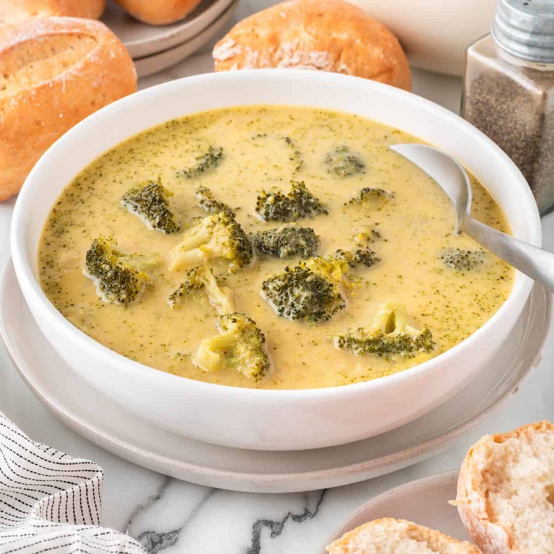 Cheesy broccoli soup with white beans