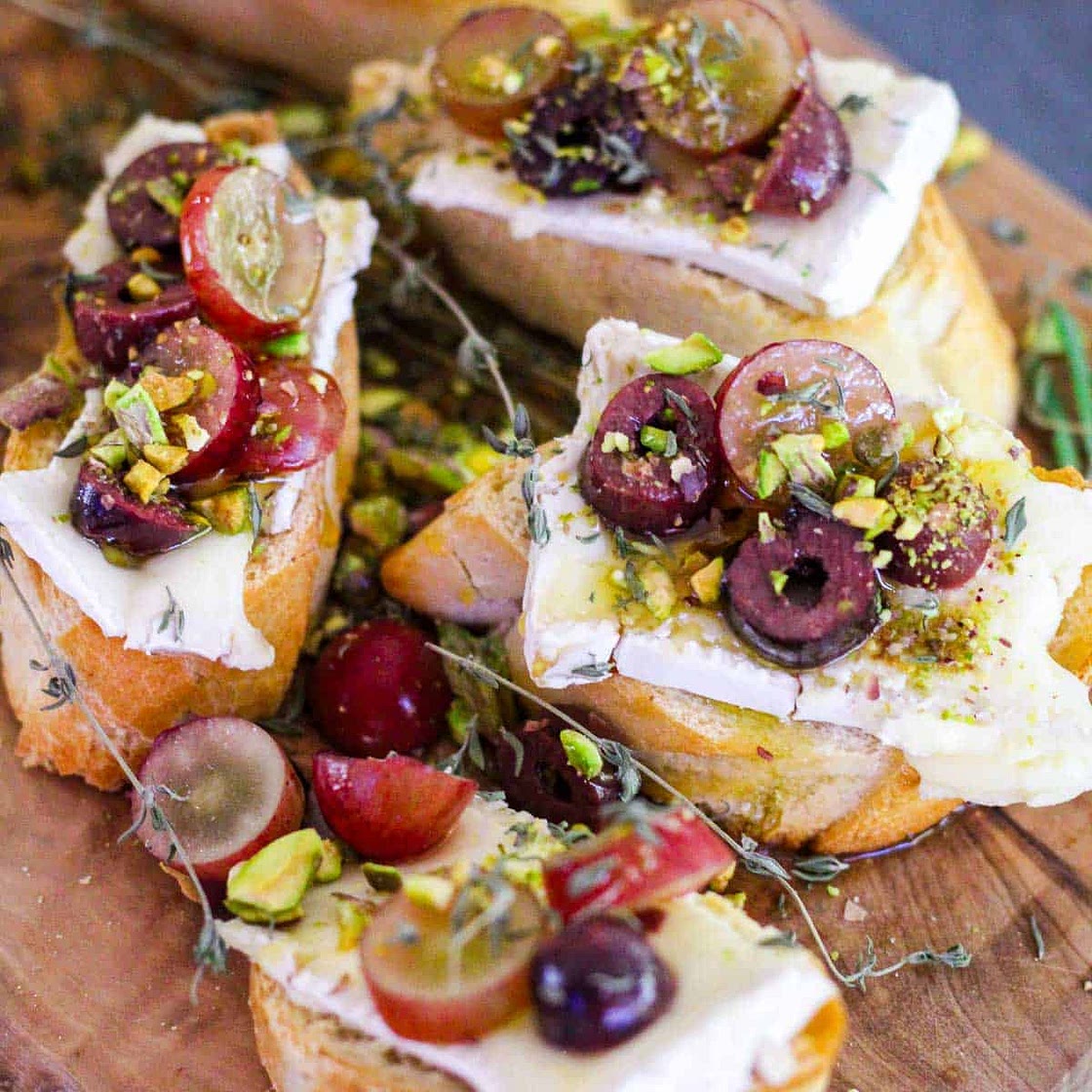 Brie and Grapes Crostini with Pistachios