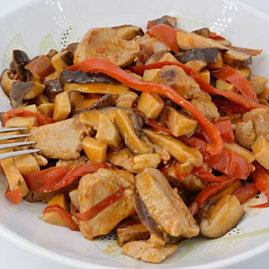 Solomillo de cerdo con setas y pimientos