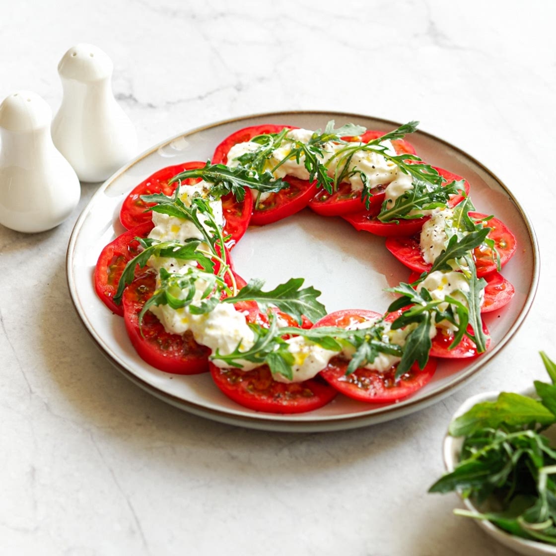 Салат с рукколой, страчателлой и помидорами