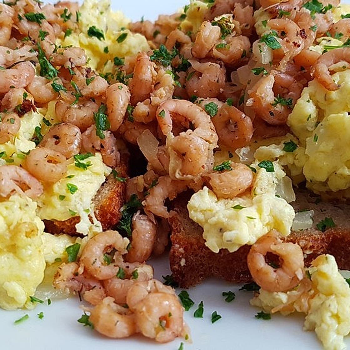 Norddeutsches Krabbenbrot mit Rührei