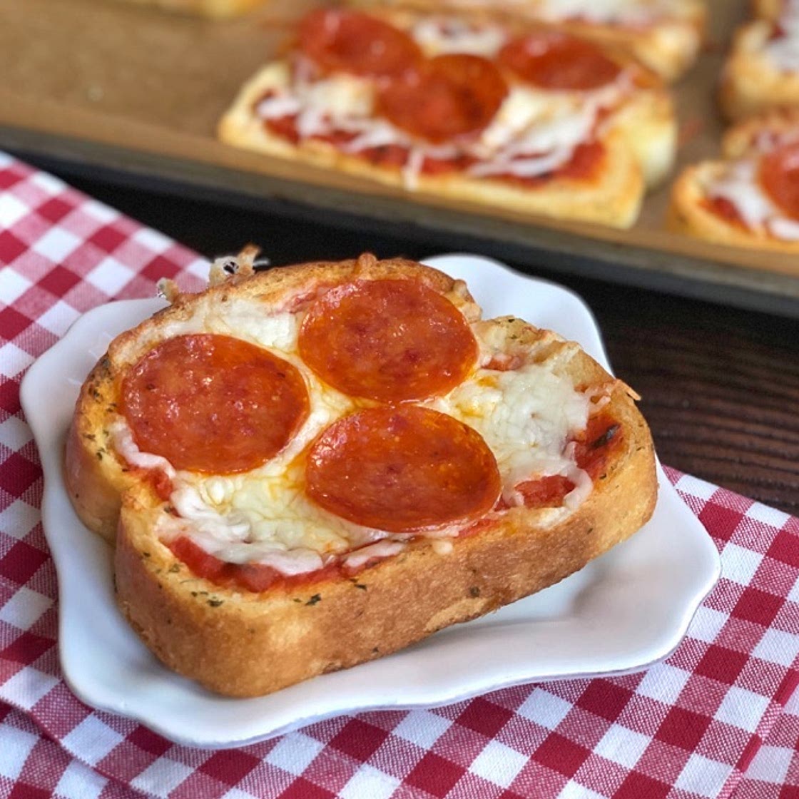 Quick & Easy Dinner Idea: Garlic Toast Pizzas
