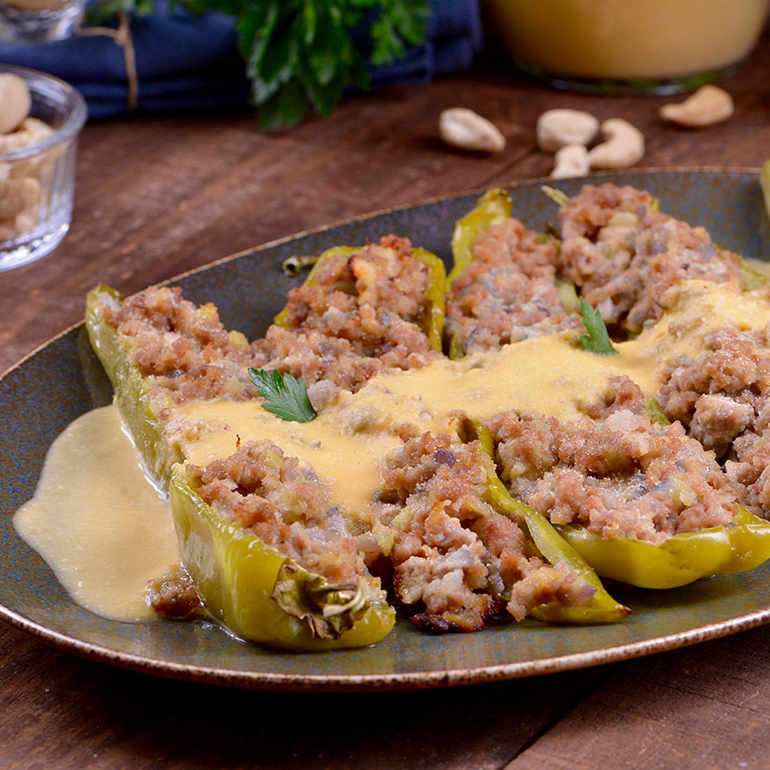 Pimientos italianos rellenos de carne con salsa de calabaza