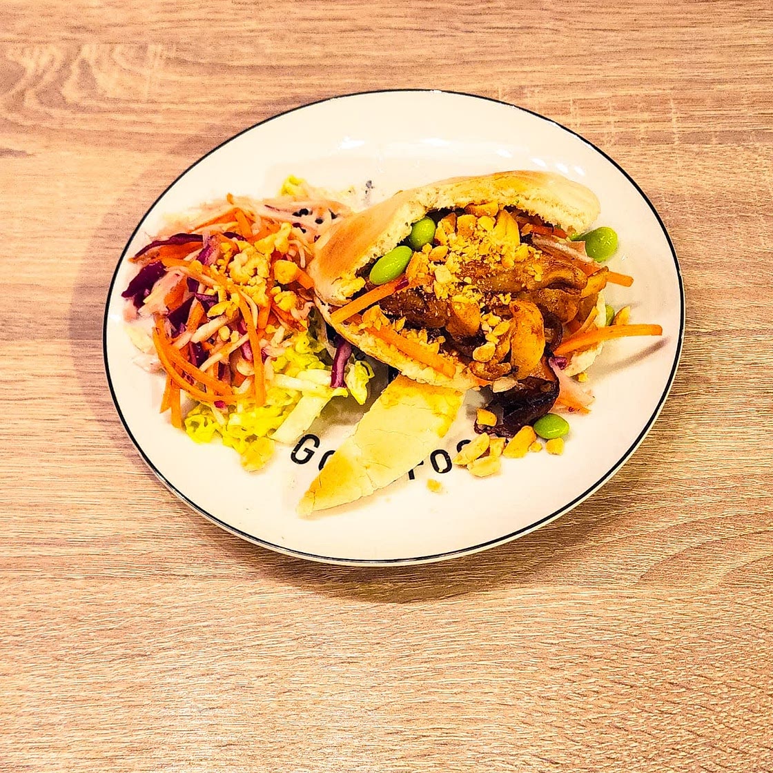 Pita au poulet, fèves de soja et mayonnaise miel-gingembre
