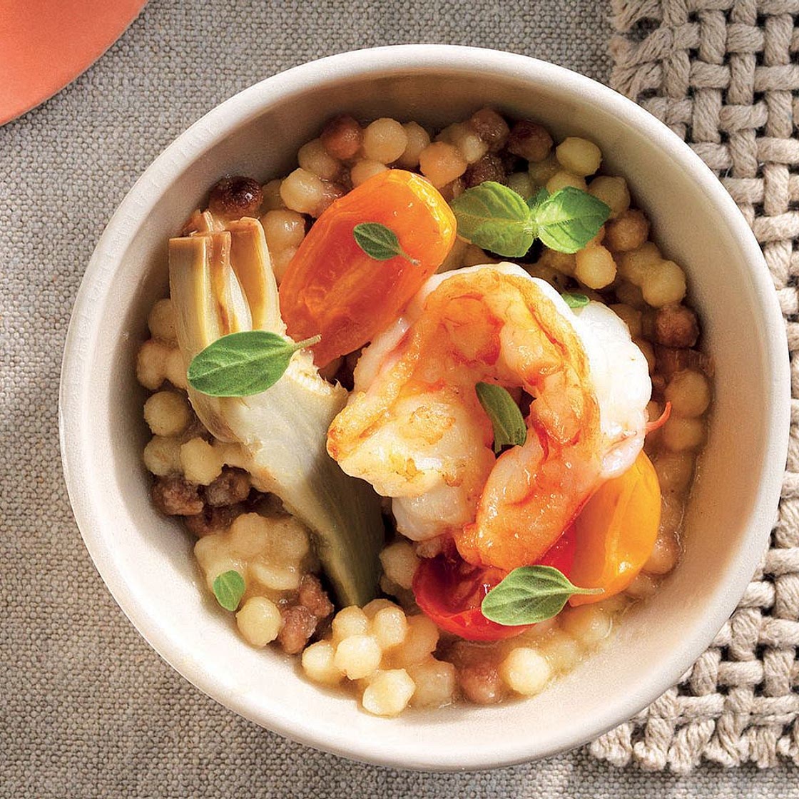 Fregola con gamberi, carciofi e pomodorini