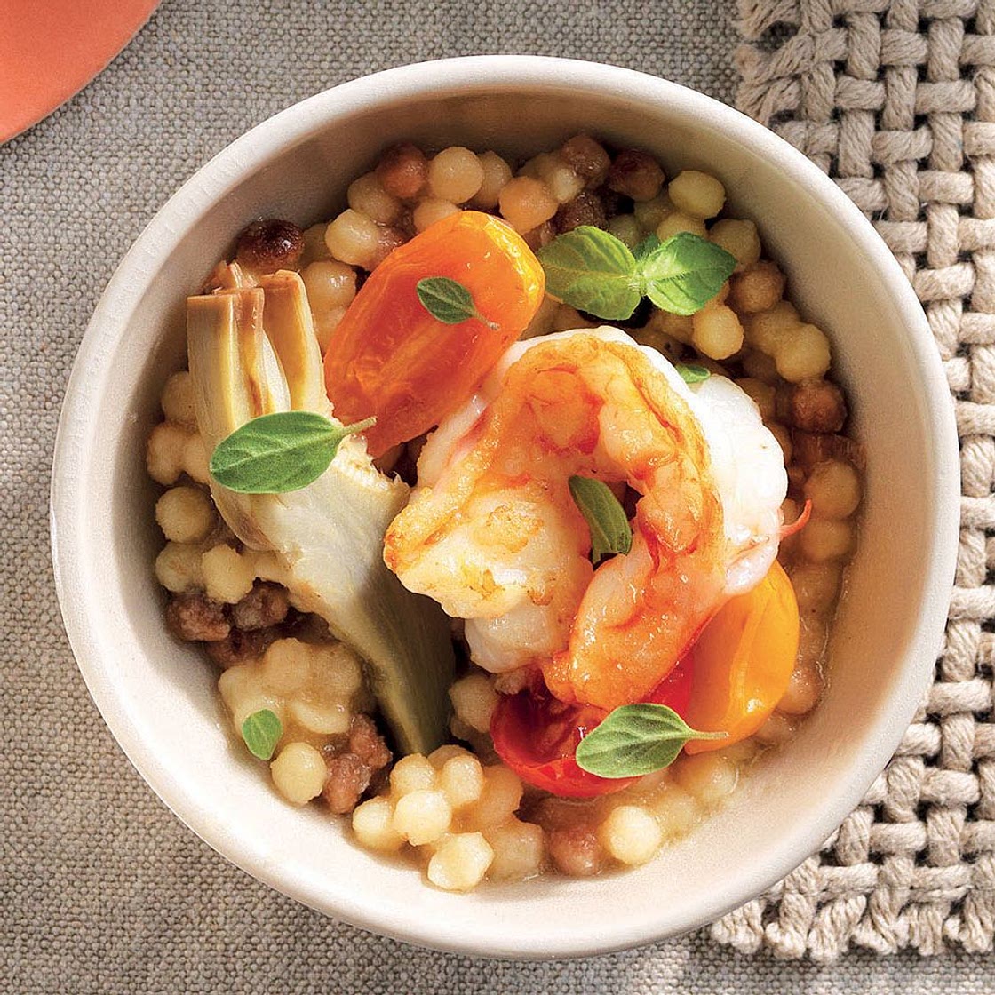 Fregola con gamberi, carciofi e pomodorini