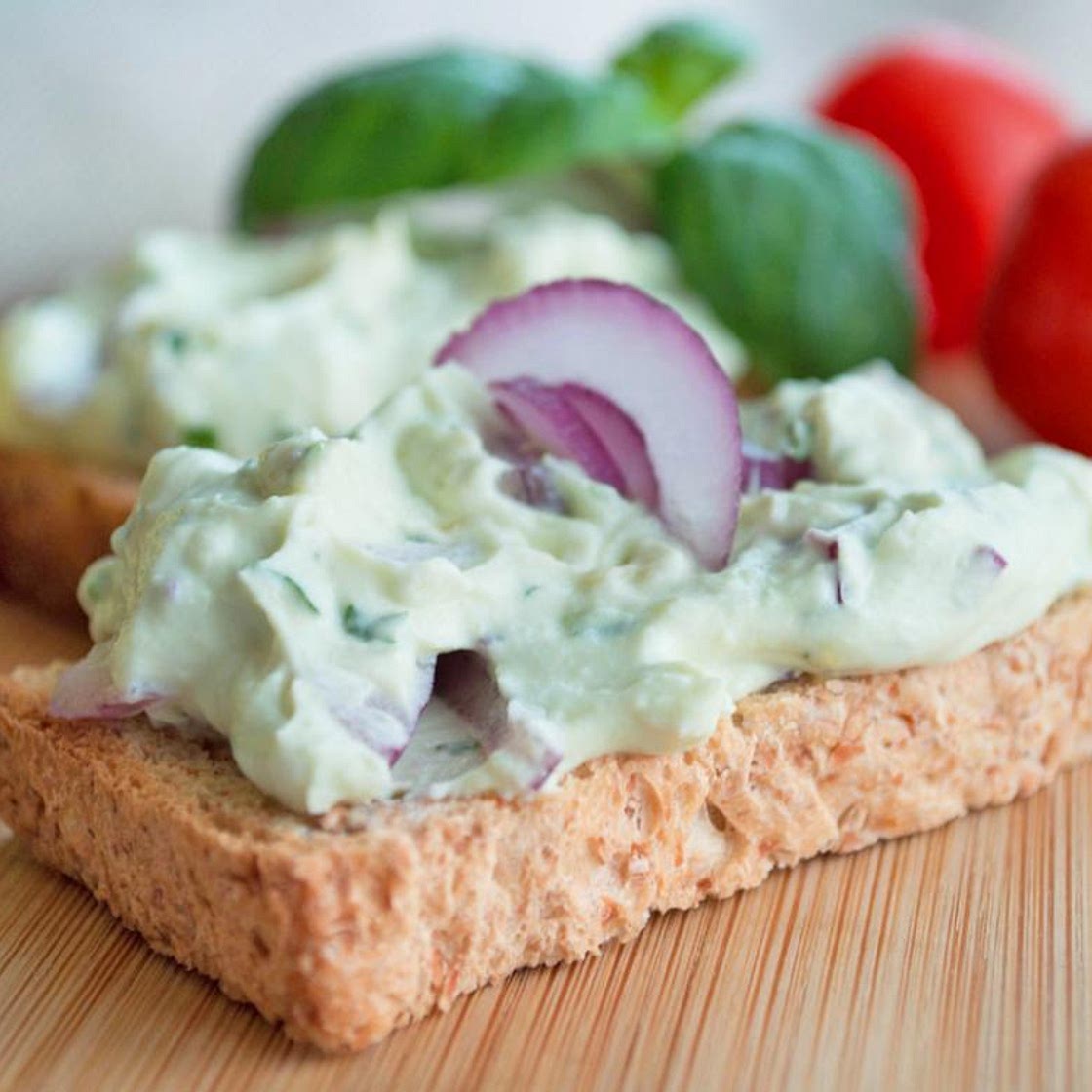 Quarkaufstrich mit Avocado und Basilikum