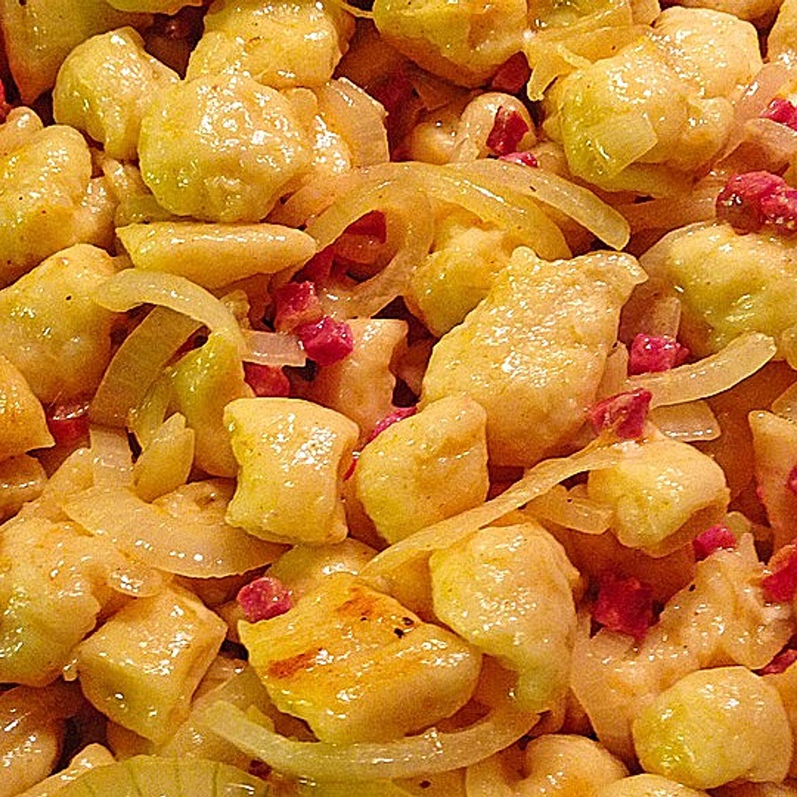 Klütern mit Speck und Zwiebeln