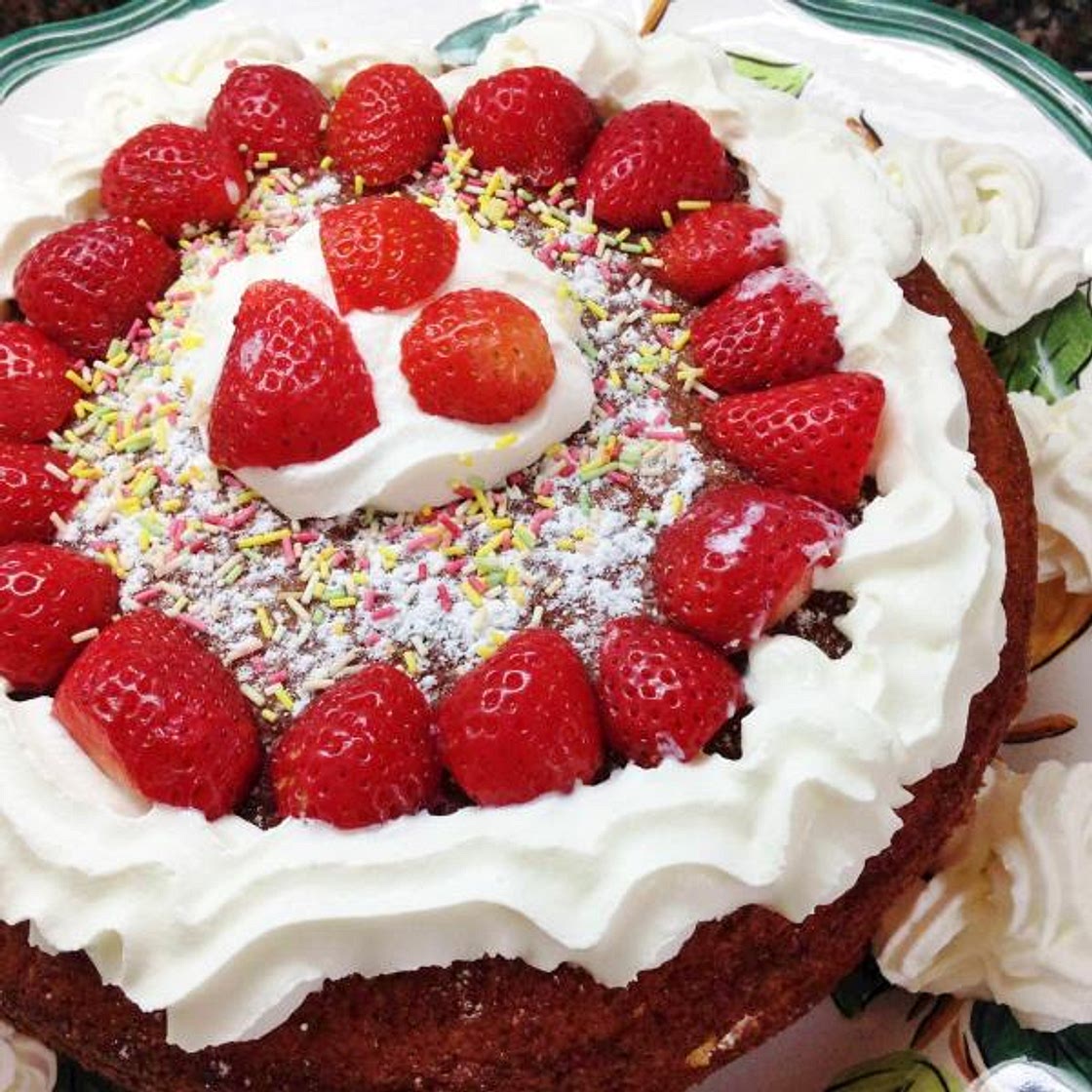 Receita de Bolo de aniversário com recheio de morango e chantilly