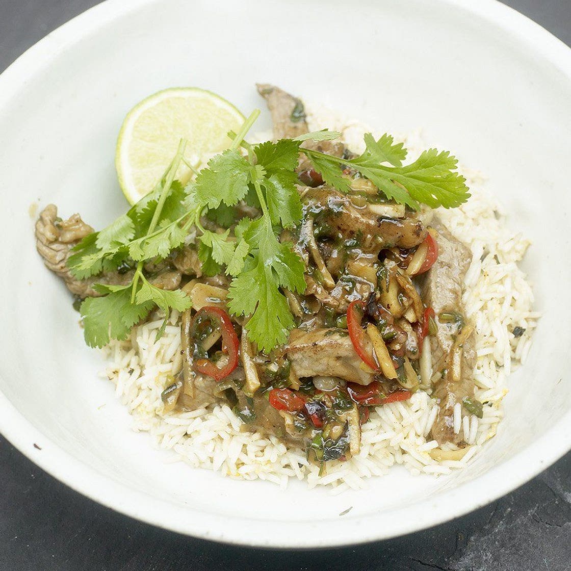 Sizzling beef with spring onions & black bean sauce