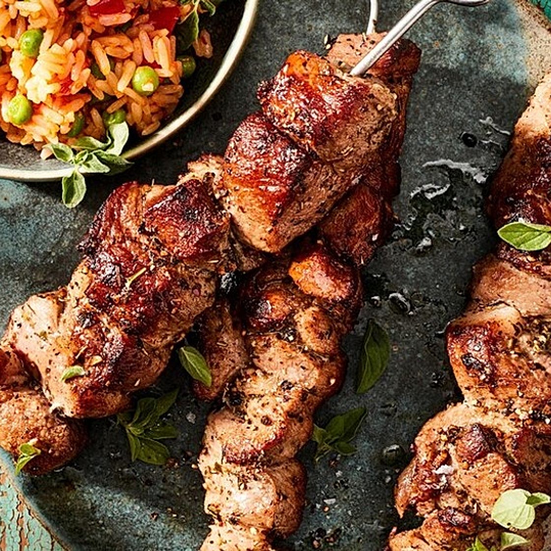 Ražnjici mit Djuvec-Reis und Ajvar