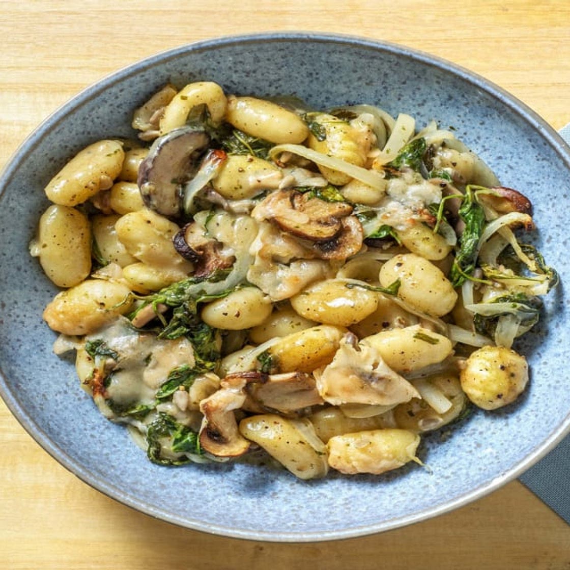 Gnocchi-Spinat-Auflauf mit Champignons in Basilikumcremesoße, dazu Sonnenblumenkerne