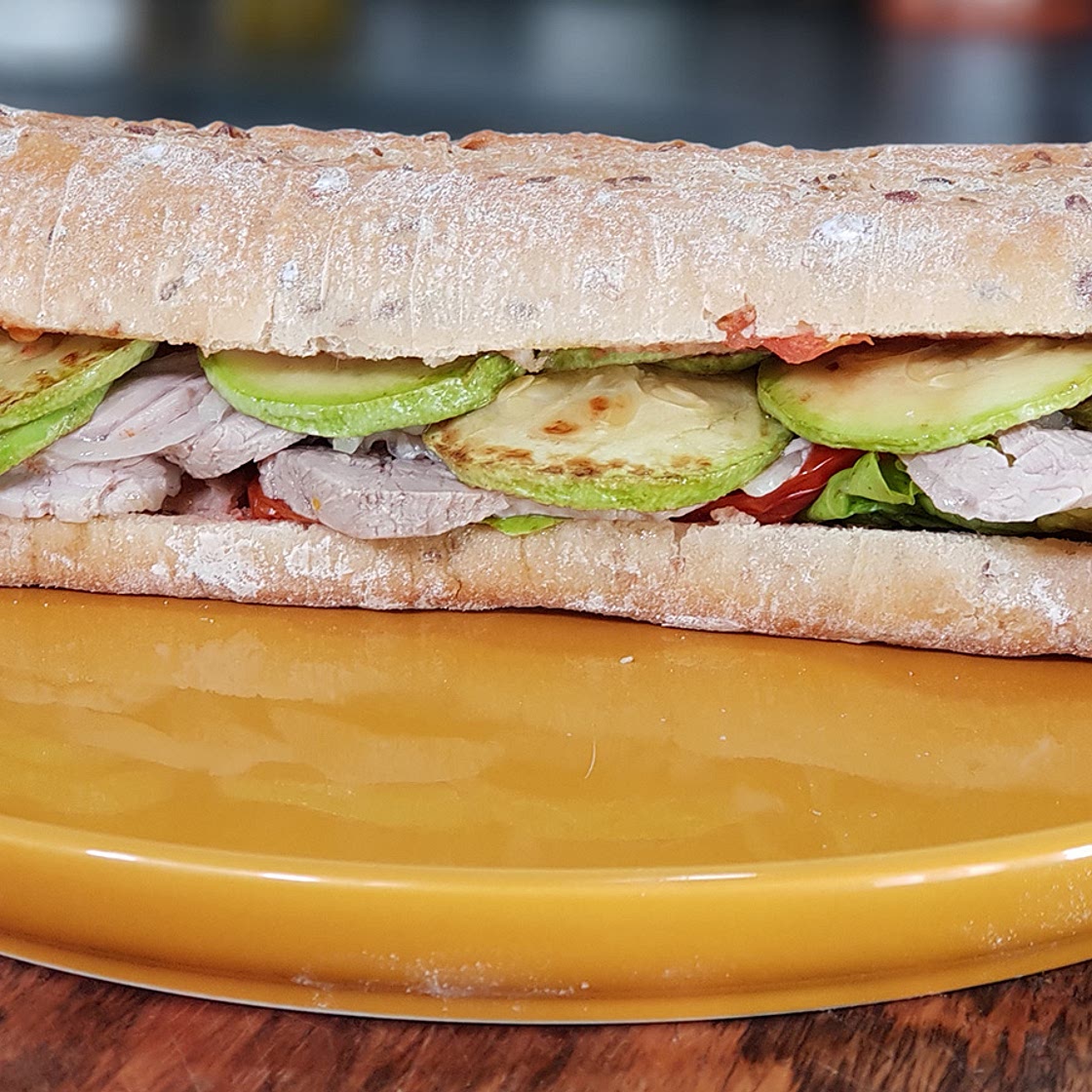 Bocadillo de embutido de solomillo de cerdo con verduras