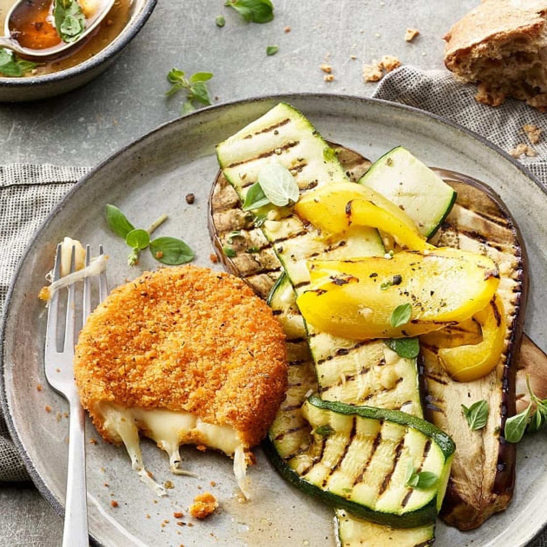 Grillierter Gemüsesalat mit paniertem Grillkäse