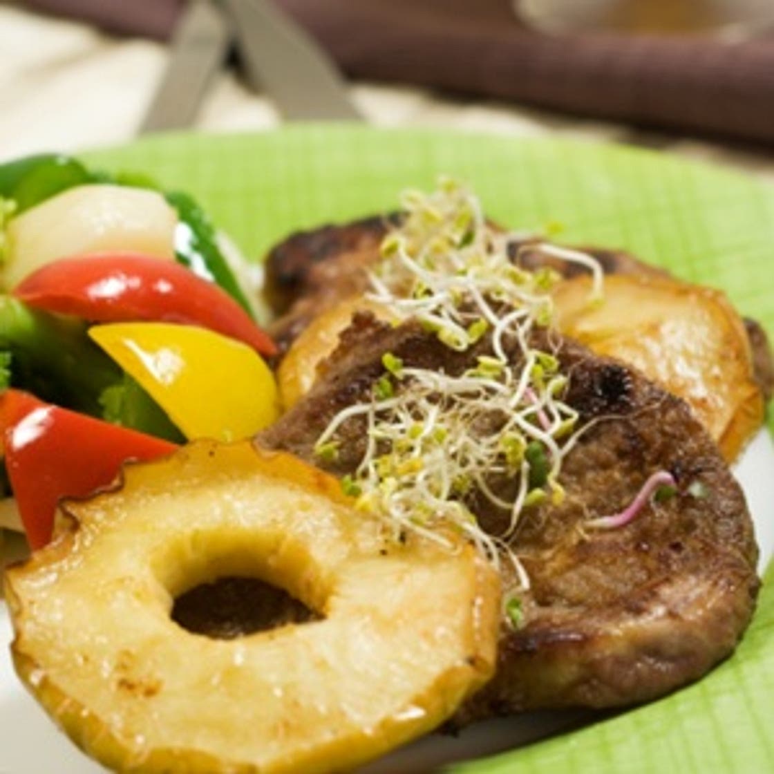 돼지고기스테이크와구운사과