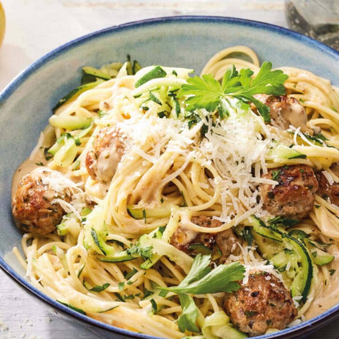 Pasta mit Kalbsfleischbällchen und Zucchini