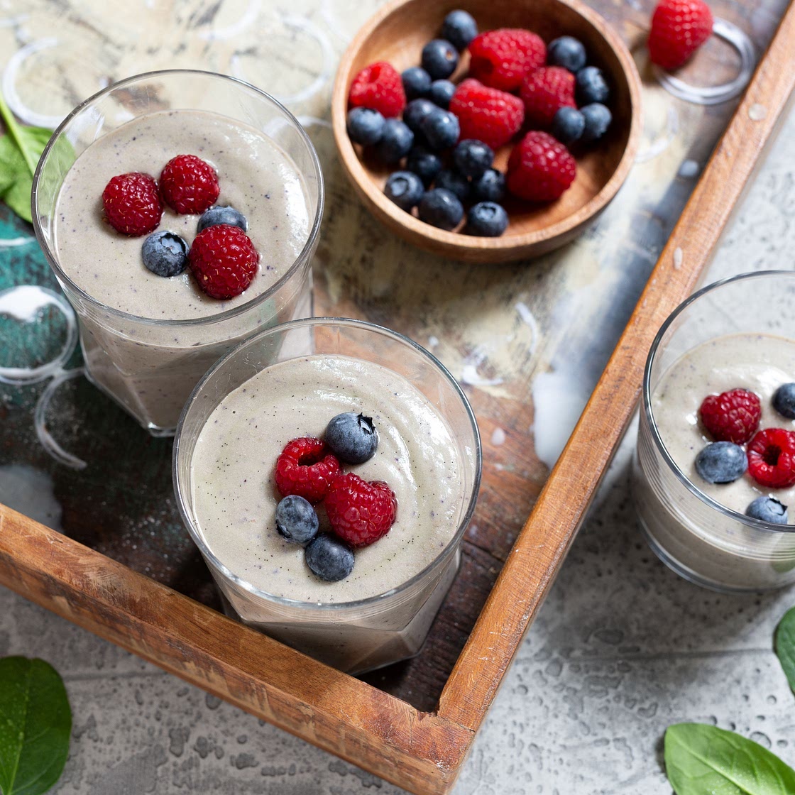 Beeriger Tofu-Proteinshake mit Mango