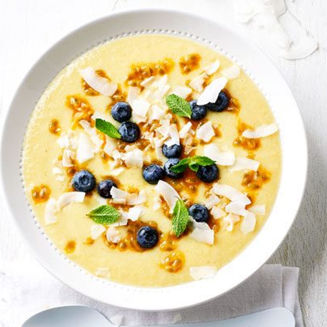 Tropical smoothie bowl