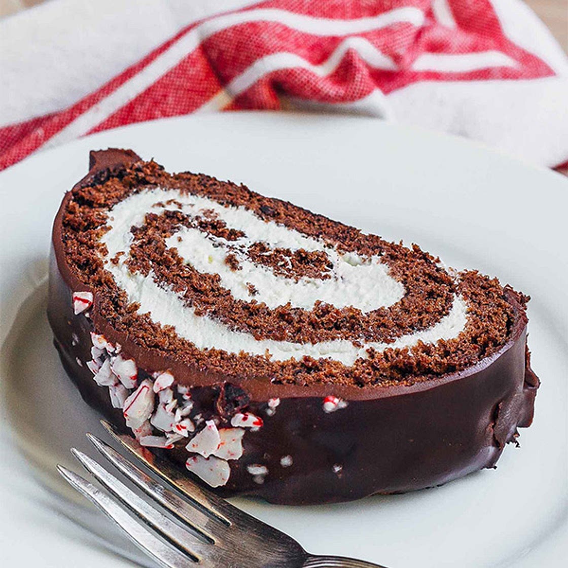 Рулет со взбитыми мятными сливками в шоколадной глазури