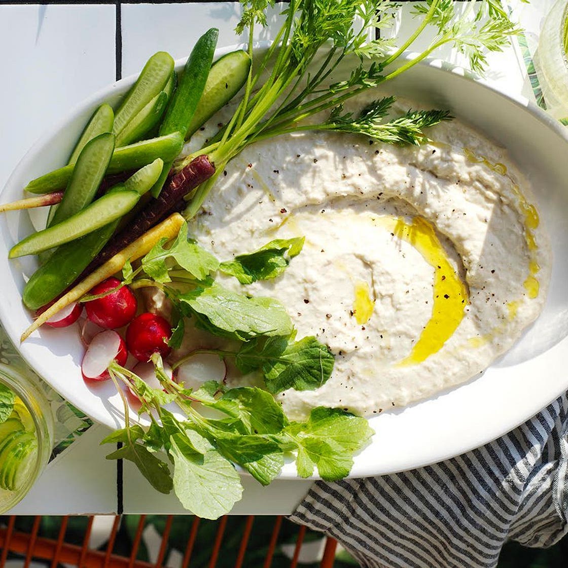 White bean and garlic dip