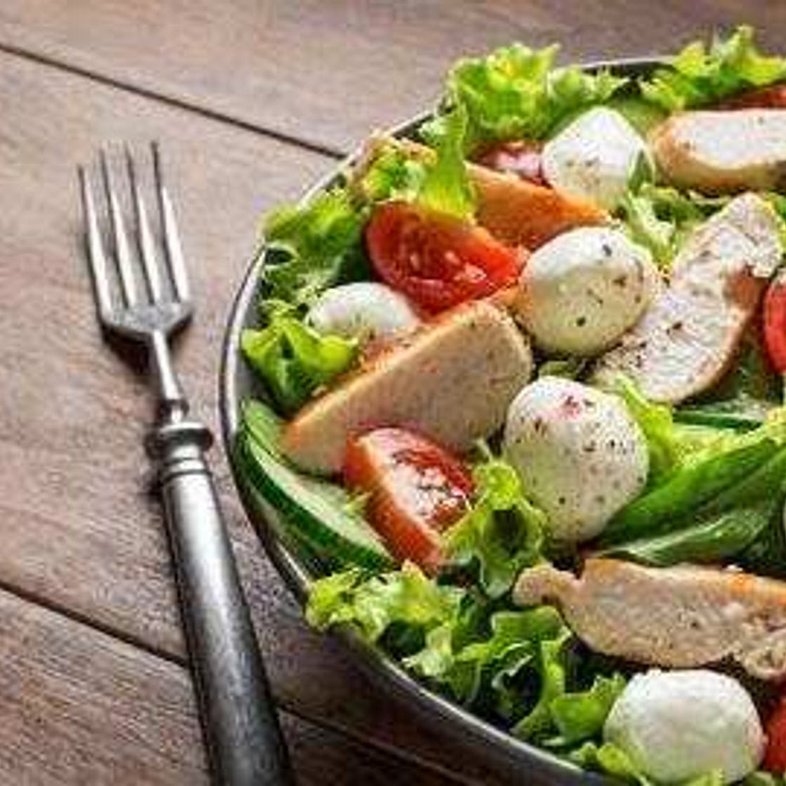 Ensalada verde con pavo, tomate y mozzarella | Reto 28