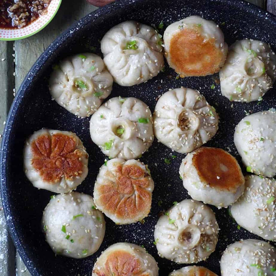 Sheng Jian Bao: Pan-fried pork buns (生煎包)