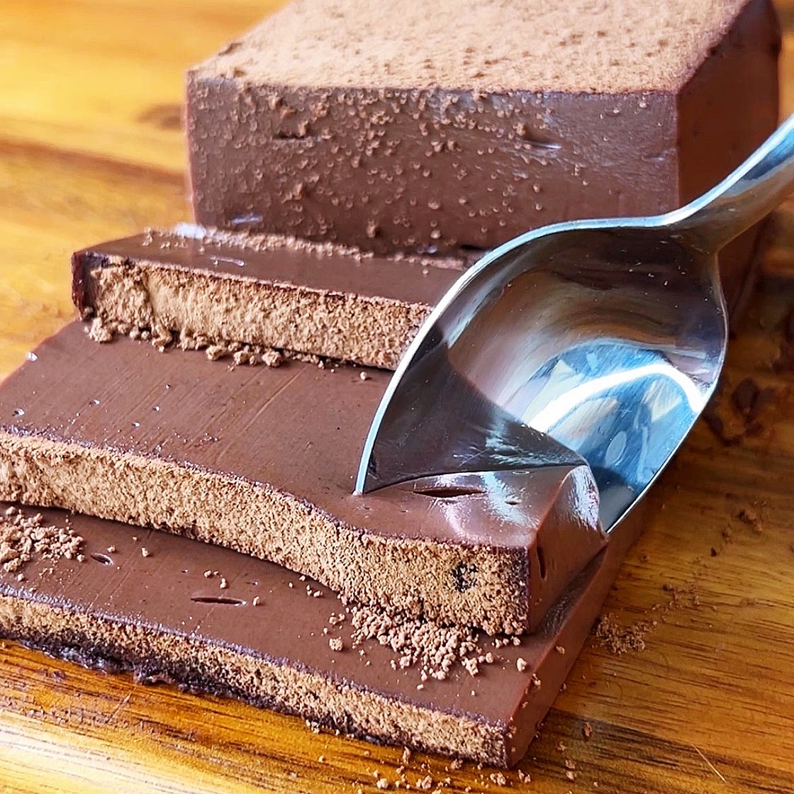 Chocolate Mousse Cake {without gelatin | no bake}