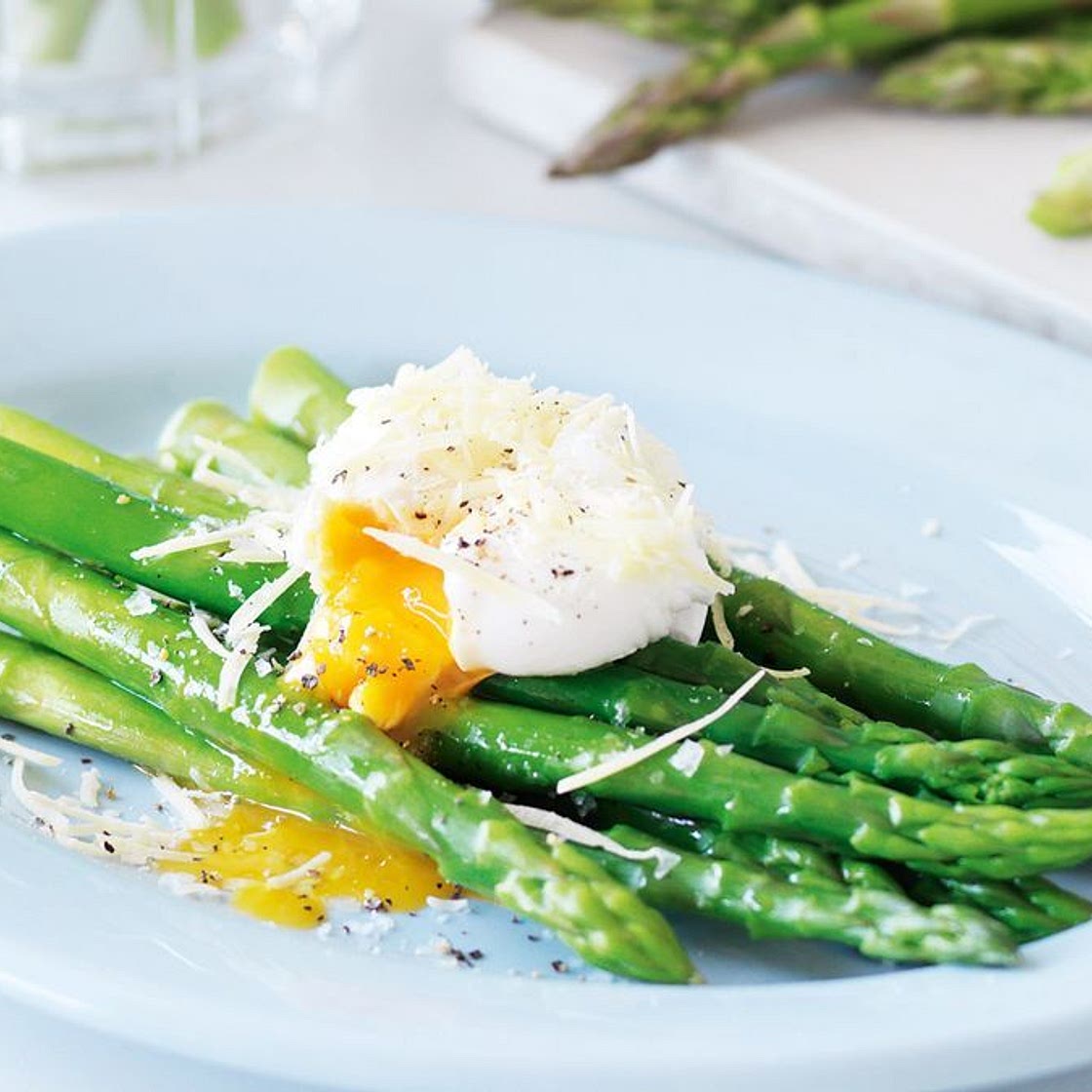 Asparagus with poached egg