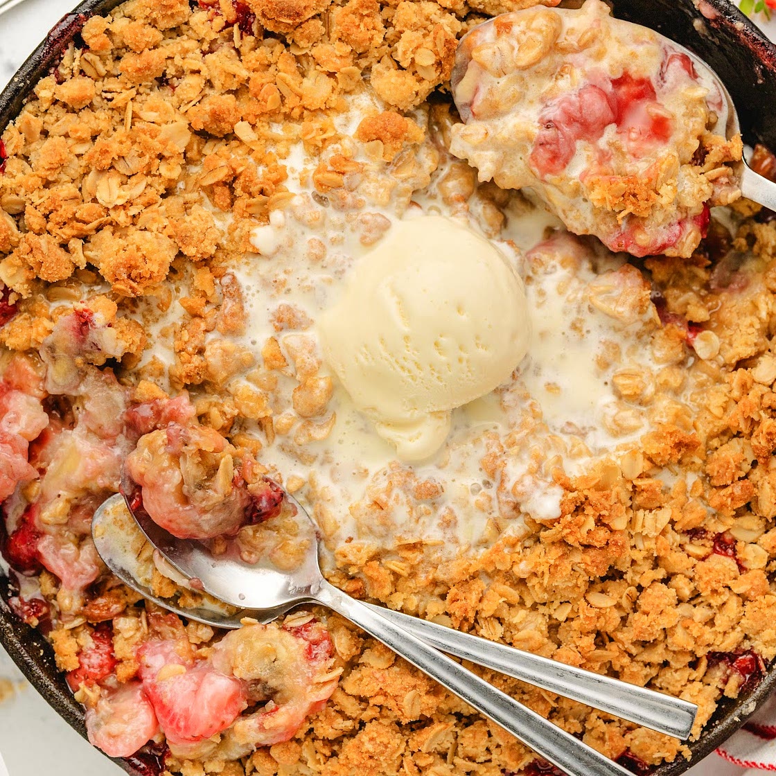 Strawberry-Banana Crumble with Crispy Oat Topping