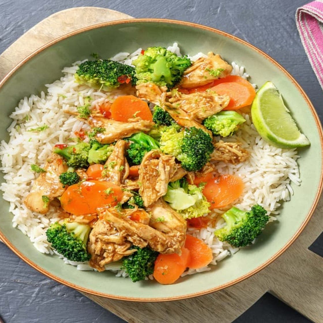 Bowl mit Pulled Chicken Hoisin-Style dazu süßes Chili-Gemüse und Limetten-Reis