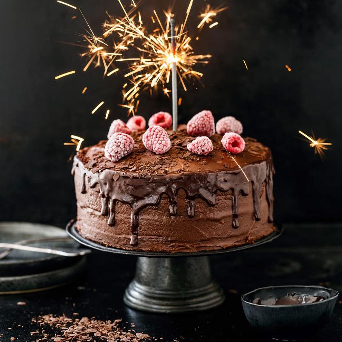 Gâteau d'anniversaire au chocolat et aux framboises
