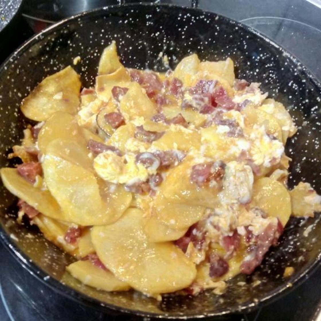 Receta de Huevos rotos con jamón y patatas