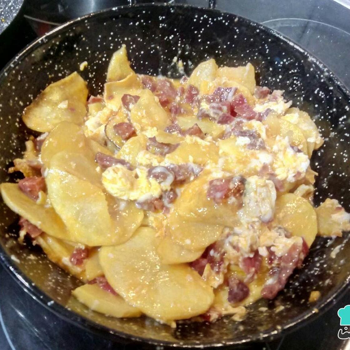 Receta de Huevos rotos con jamón y patatas